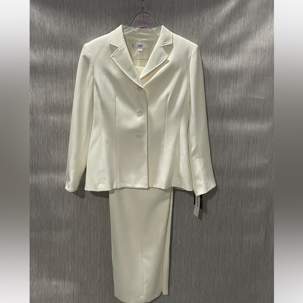 White Suit by Le Suit Essentials, Brand New With Tags Summer ready size 10P